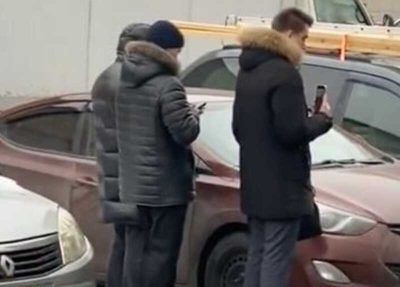 В толпе на похоронах Алексея Навального работали силовики в штатском, которые на смартфоны снимали сторонников политика